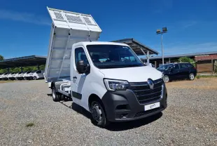 Renault Master Châssis cabine blanc en 3/4 avant droit avec benne basculante relevée et roues jumelées visibles.