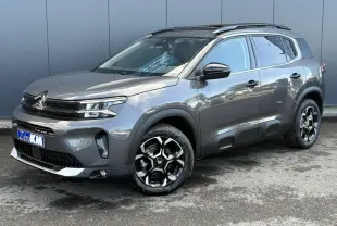 Citroën C5 Aircross gris Platinium en 3/4 avant droit, avec jantes alliage bi-ton et toit noir brillant.