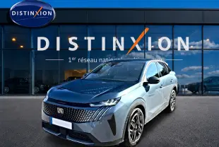 Peugeot 3008 hybride bleu en 3/4 avant droit, avec calandre distinctive et jantes alliage noires.