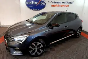 Renault Clio Evolution SCe 65 gris foncé vue 3/4 avant droit, phares LED et jantes alliage distinctives.
