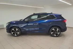 Vue de profil côté gauche du CUPRA TERRAMAR 1.5 eHybrid bleu cosmos avec jantes 20'' Gravity et toit panoramique.