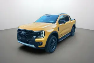 Ford Ranger 2026 Cyber orange en 3/4 avant droit, avec calandre noire et jantes alu foncées visibles.