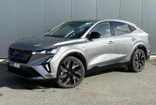 Renault Rafale E-Tech gris schiste en 3/4 avant droit, avec calandre noire 3D et jantes alliage noires 20 pouces.