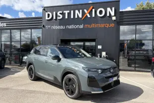 Vue 3/4 avant d’un Citroën C5 Aircross vert Astoria avec toit noir, jantes noires et calandre distinctive.