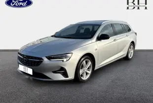 Opel Insignia Sports Tourer gris Minéral métallisé vue 3/4 avant droit avec jantes alu et calandre noire distinctive.