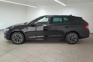 Profil droit d'une Skoda Octavia Combi 2025 noire Magic nacré avec jantes alliage 17'' Slagard Aero noir polies et vitres surteintées.