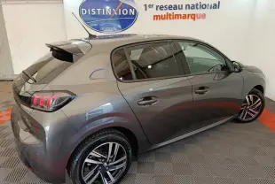 Peugeot 208 BlueHDi 100 S&S Allure Business gris métallisé vue 3/4 arrière droit en intérieur showroom.