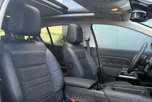Vue intérieure côté droit du Citroën C5 Aircross 2025, sièges Urban Black en Alcantara noir et toit ouvrant panoramique.