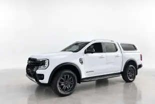 Ford Ranger Wildtrak blanc glacier vu en 3/4 avant droit avec hardtop et jantes alu noires.