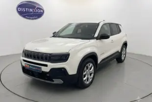 Jeep Avenger blanc en 3/4 avant droit, avec calandre noire distinctive et jantes alliage 17 pouces visibles.
