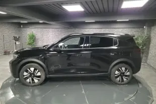 Opel Frontera-e 2025 noir vue de profil côté gauche, avec jantes alliage 17'' diamantées et toit noir Karbon.