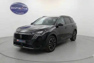 Vue 3/4 avant d’un Peugeot 5008 noir 2025 avec jantes alliage 19 pouces et barres de toit visibles en studio.
