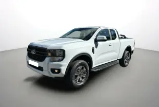 Ford Ranger blanc glacier en 3/4 avant droit avec arceaux inox et marchepieds intégrés aux pare-chocs.