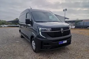 Renault Master gris urbain vu en 3/4 avant droit, avec calandre noire et feux LED en forme de C.