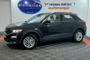 Volkswagen T-Roc noir vue de profil côté gauche dans un showroom avec logo Distinxion en arrière-plan.