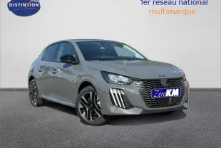 Peugeot 208 gris Selenium en 3/4 avant droit, avec calandre noire et feux LED distinctifs allumés.