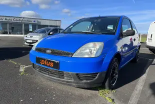 Ford Fiesta 2003 bleu vue 3/4 avant droit, compacte 3 portes avec jantes noires et pare-chocs noirs.