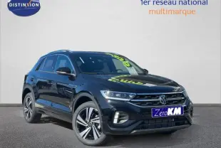 Volkswagen T-Roc noir intense nacré en 3/4 avant droit, avec jantes alu et calandre R-Line distinctive.