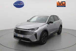Peugeot 3008 Hybrid gris clair en 3/4 avant droit, avec jantes alliage 19 pouces et calandre distinctive noire.