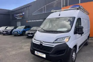 Vue 3/4 avant droite d’un Citroën Jumper blanc Icy avec galerie de toit et pare-chocs noir mat.