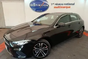 Mercedes Classe A 250 e Business Line noire vue en 3/4 avant droit, avec jantes alliage et phares LED visibles.
