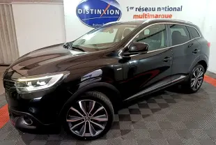 Renault Kadjar Intens noir en 3/4 avant droit, avec jantes alliage et phares LED allumés dans un showroom.
