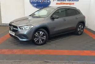 Mercedes GLA 200 Business Line gris foncé vue 3/4 avant droit, avec jantes distinctives et phares LED allumés.