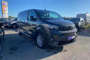 Peugeot Expert Fourgon gris titane vu en 3/4 avant droit, avec jantes tôle et calandre noire brillante.