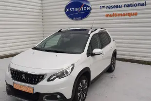 Peugeot 2008 blanc vue 3/4 avant droit, avec toit ouvrant et jantes alliage bicolores visibles.