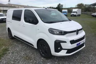 Citroën Jumpy cabine approfondie blanc en 3/4 avant droit avec jantes noires et vitres teintées.