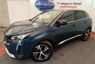 Peugeot 3008 hybride rechargeable bleu en 3/4 avant droit, avec jantes alliage et détails chromés visibles.