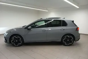 Vue de profil côté gauche d'une Volkswagen Golf 2.0 TDI 150 DSG7 R-Line gris lunaire avec toit ouvrant panoramique.