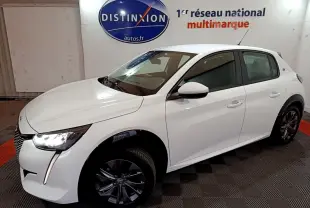 Peugeot 208 électrique Active Business blanc vue 3/4 avant droit avec phares LED allumés en intérieur showroom.