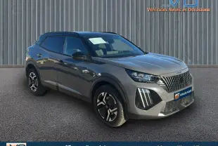 Peugeot 2008 Hybrid 136 e-DCS6 GT gris foncé vu en 3/4 avant droit avec barres de toit et jantes alliage 17 pouces.