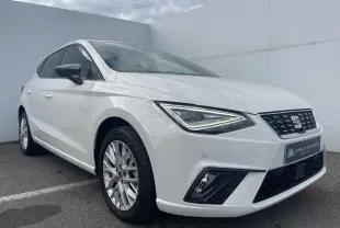 SEAT Ibiza blanche vue en 3/4 avant droit, avec jantes alliage et feux LED à signature triangulaire.