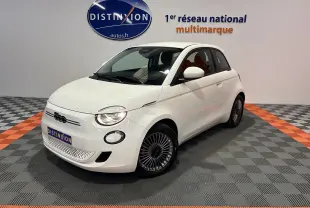 Vue 3/4 avant droite d'une Fiat 500 électrique blanche avec jantes spécifiques et logo noir sur calandre.