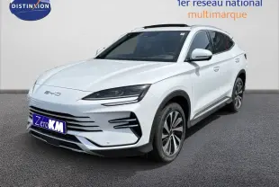 Vue 3/4 avant d’un BYD SEAL U hybride rechargeable blanc Snow White avec jantes distinctives et calandre épurée.