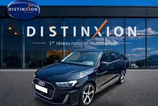 Audi A1 Sportback noir vue 3/4 avant droit, avec jantes alliage et calandre hexagonale distinctive S line.