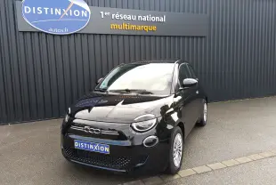 Fiat 500 électrique noire vue 3/4 avant droit, avec phares LED ronds et calandre noire brillante.