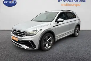 Volkswagen Tiguan 1.5 TSI 150CH R-Line en Reflex Silver, vue 3/4 avant droit avec jantes alliage et calandre distinctive.