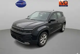Jeep Avenger noir en 3/4 avant droit, mettant en valeur ses jantes alliage 17 pouces et sa calandre distinctive.
