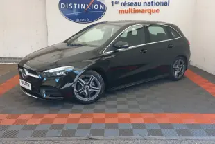 Vue 3/4 avant droite d'une Mercedes Classe A Berline A 200 AMG Line noire, avec jantes alliage et phares LED.