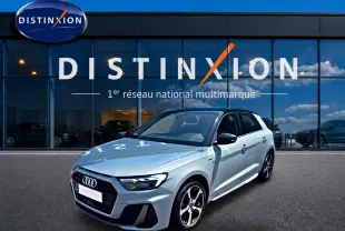 Audi A1 Sportback gris arrow vue 3/4 avant droit, avec jantes alliage et toit noir devant showroom Distinxion.