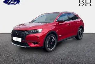 DS7 Crossback rouge Absolu vu en 3/4 avant droit, avec calandre noire et jantes noires distinctives.
