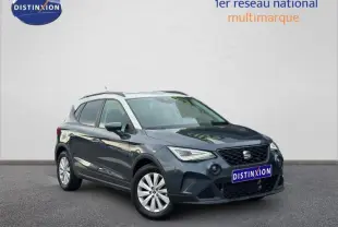 SEAT Arona 2025 gris magnétique métal avec toit blanc candy, vue 3/4 avant mettant en valeur son design compact.