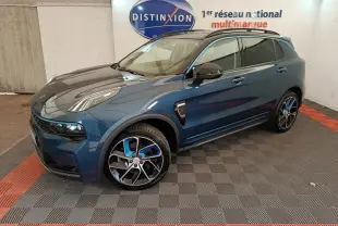 Vue 3/4 avant droite d'un SUV LINK & CO 01 hybride rechargeable bleu avec jantes sport bicolores en intérieur showroom.