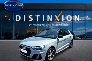 Audi A1 Sportback gris arrow avec toit noir, vue 3/4 avant droit devant showroom Distinxion.