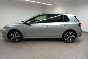 Vue de profil droit d'une Volkswagen Golf 1.5 eTSI 2025 en argent Dolomite avec jantes alliage 18 pouces Catania.