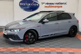Vue de profil droit d'une Volkswagen Golf GTI Clubsport 2.0 TSI gris foncé avec jantes noires et étriers rouges.