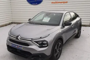 Citroën C4 Hybrid gris acier vue 3/4 avant droit, avec calandre distinctive et jantes bi-ton.